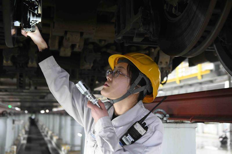 三八节专题：最飒的她|“洪荒少女”张爱麟 徒手搬动200多斤动车组蓄电池