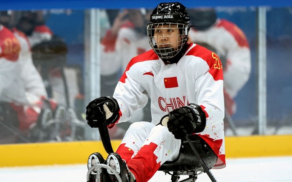 华商头条|只有一个“她”！中国选手于静 冬残奥冰球唯一的女队员