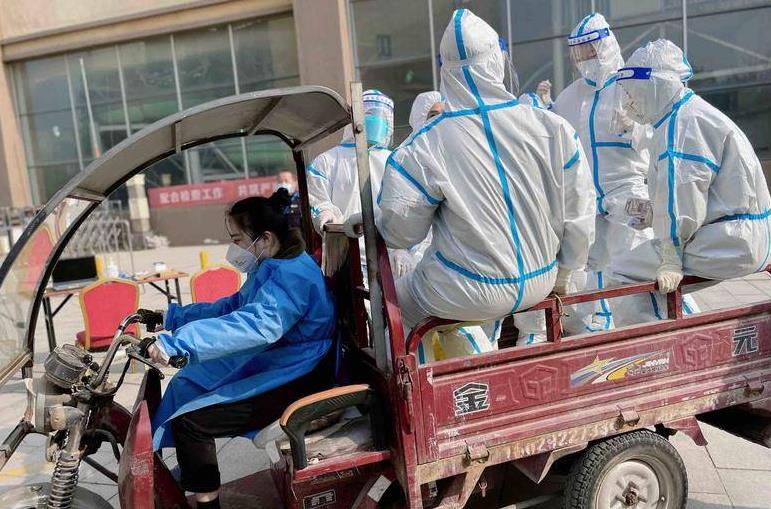 西安未央湖街道阳光社区开着三轮去核酸检测 工作人员：辖区小区相距远