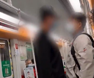 广州地铁上两男子互殴 官方：将调查了解