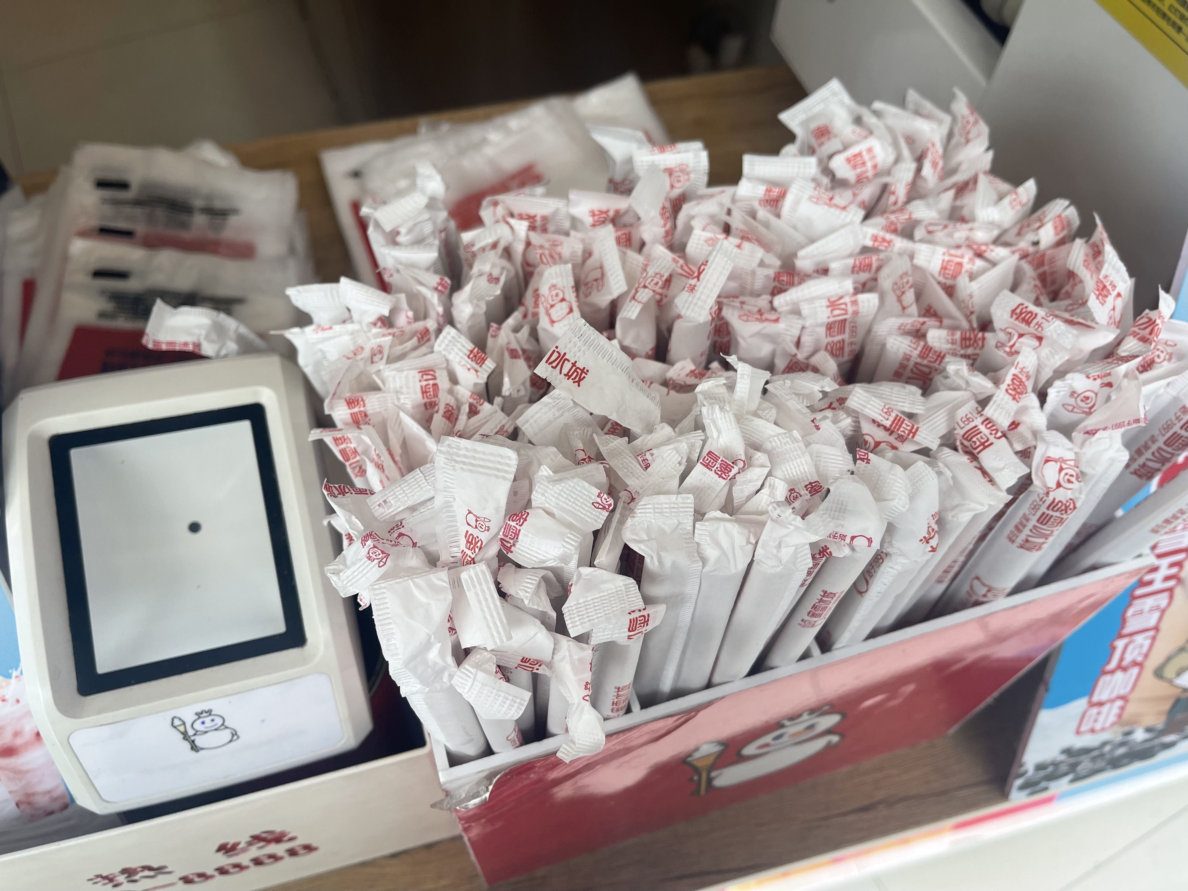 “最严限塑令”发布两年后：纸吸管淡出江湖 奶茶店陆续停用
