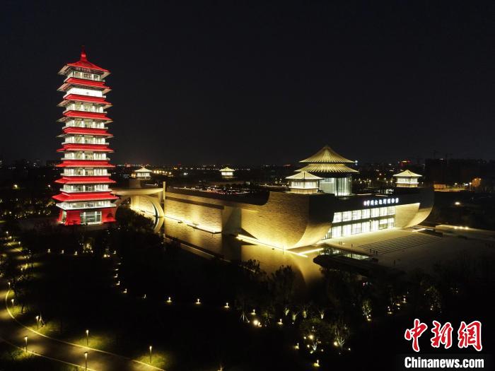 从空中俯瞰，扬州中国大运河博物馆整体采用巨型船只造型，融入风帆元素，“驻扎”在扬州三湾古运河畔。　孟德龙 摄