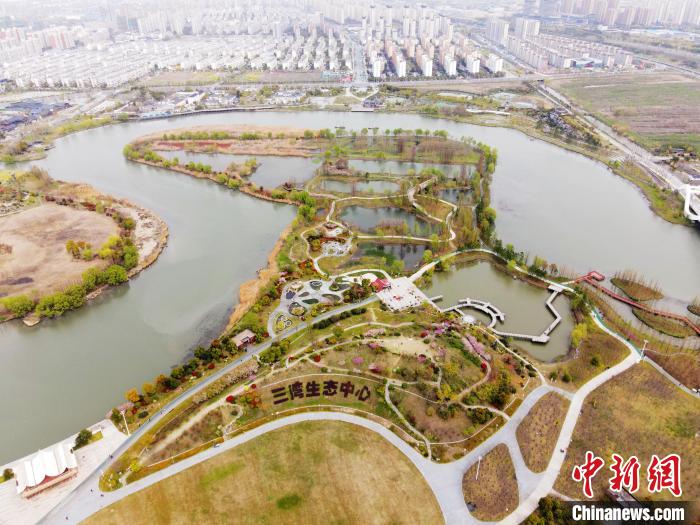 经过生态修复的扬州运河三湾生态文化公园，宛如一颗耀眼的绿色明珠镶嵌于运河之上。　孟德龙 摄
