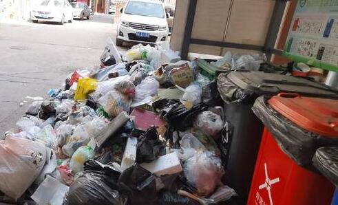 西安铁道办家属院成堆垃圾近10天无人倒 居民生活受影响