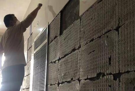 西安雅荷紫金阳光小区单元楼内瓷砖大面积脱落 有住户戴头盔出入