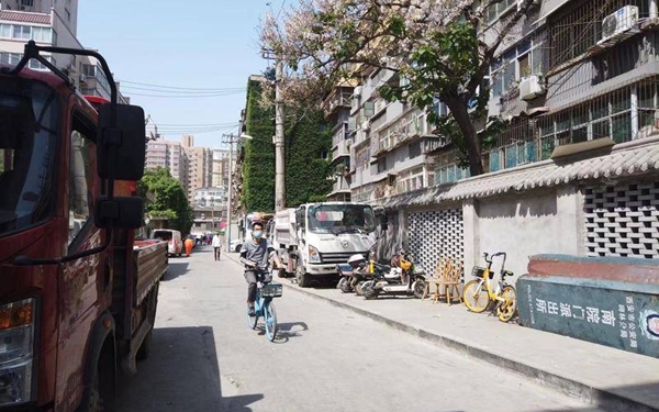 西安大学东路巷子宽度仅四五米路边还停满车 两边小区出行难