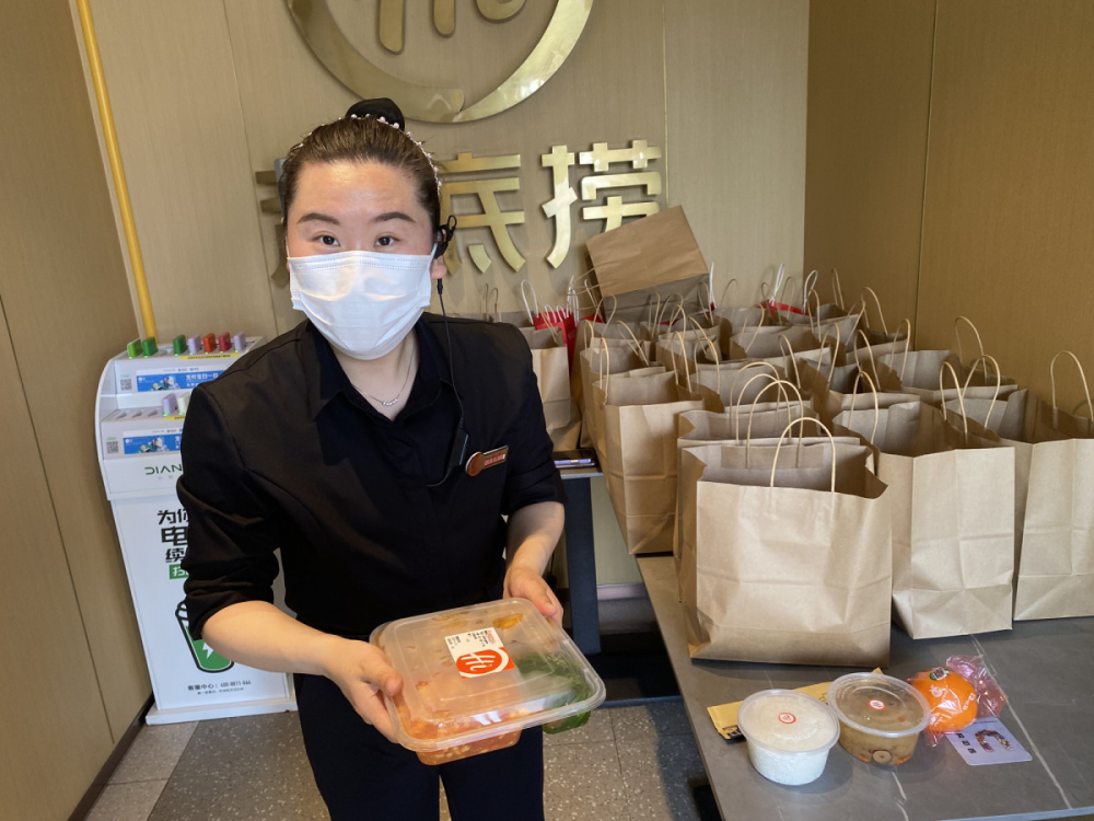 火锅巨头开始卖盒饭？海底捞回应：部分门店试水 15元一份