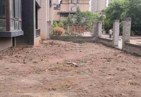 西安紫薇·花园洲一楼业主圈占门前绿地为自家庭院 其他业主多次反映无果