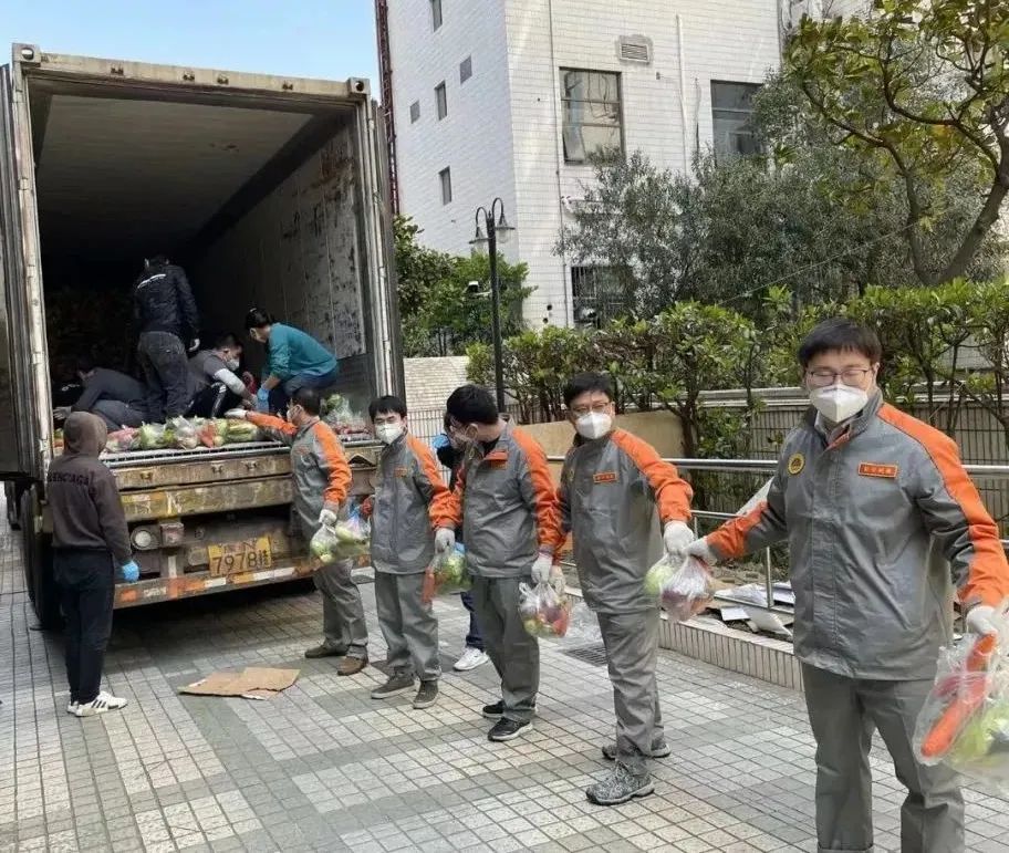 长宁这5个“阳光男孩”在抗疫一线变身“搬运工”……