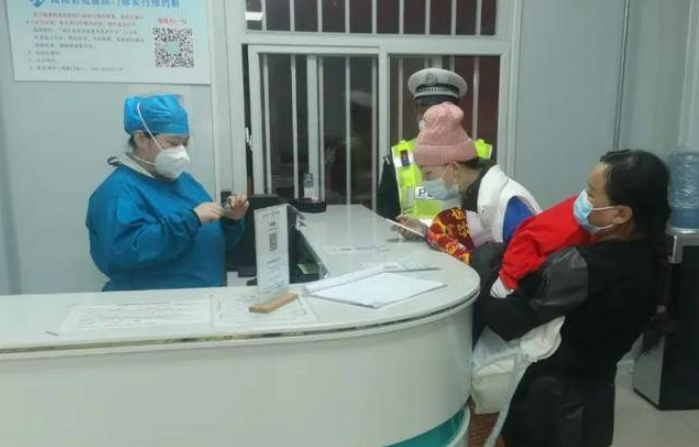 不满百天幼儿高烧急需就医 咸阳交警警车开道紧急护送