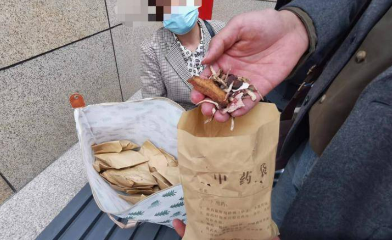 西安女子医院看病遇“病友” 被带去诊所买了2696元的中药