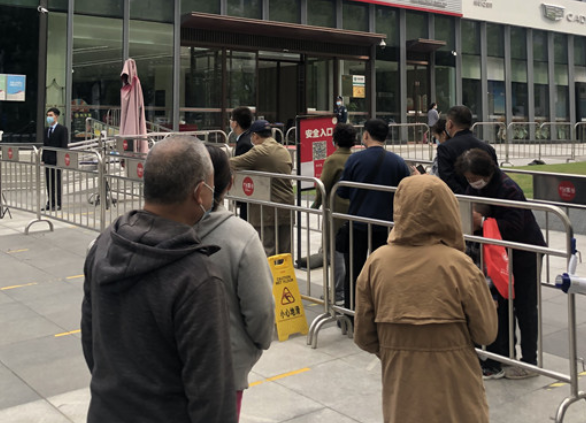 西安超市门口有序排队凭核酸贴纸进入 市民：货品齐全未涨价