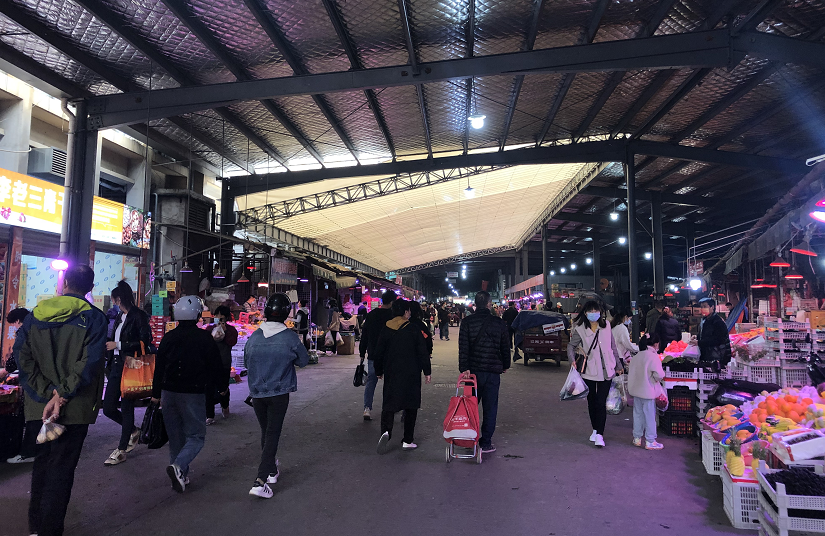 西安鑫朱雀农贸批发市场：不少市民前去采买 供应齐全