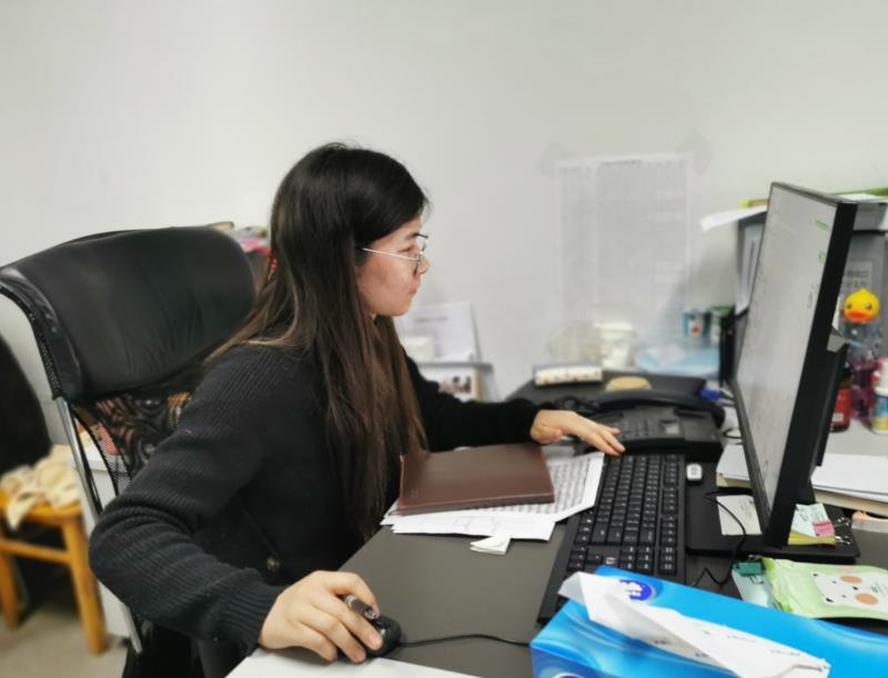 哭完之后只说了一句“继续干活！” 走近吃睡在电话旁的“接线员”