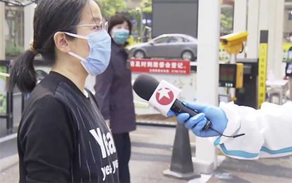上海女子在新闻中反复出现被质疑是“第一群演” 本人回应来了