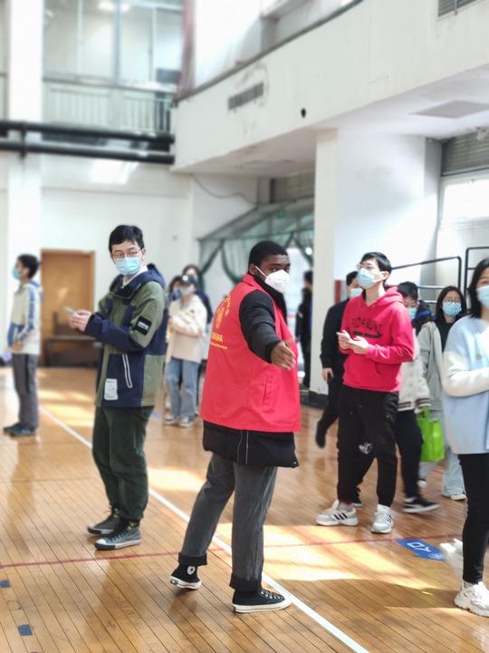 “这也是我心爱的校园”——“洋学生”活跃在上海高校抗疫一线
