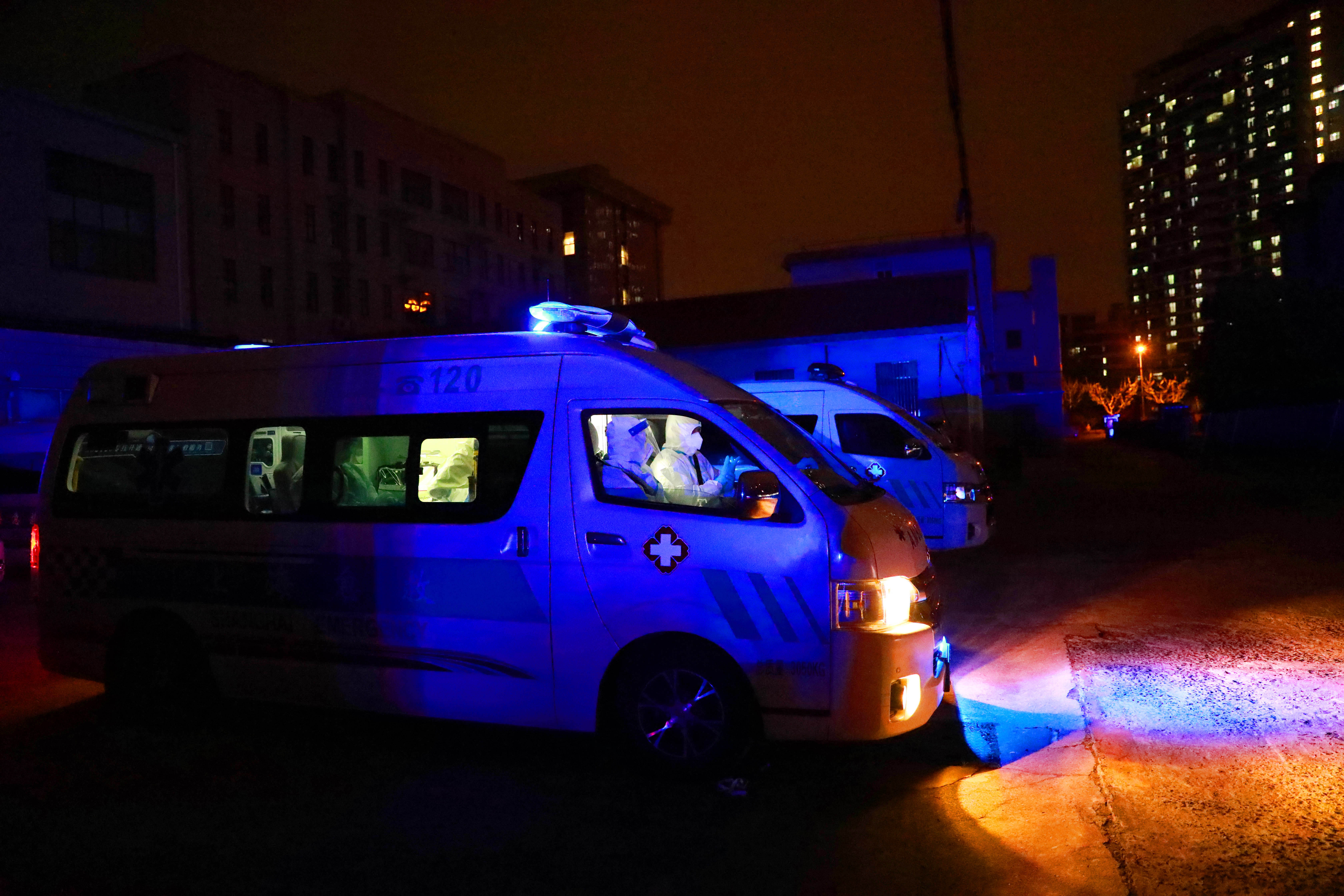 4月16日晚,一辆上海市医疗急救中心120急救车准备出发,为急救患者提供