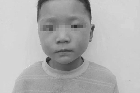 周口四岁男童在家附近玩耍失联 遗体已在化粪池找到