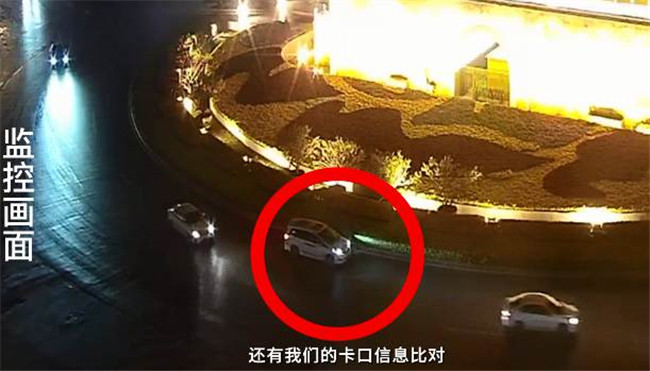 西安一男子钟楼盘道内停车拍照 交警查处后：我知道错了！