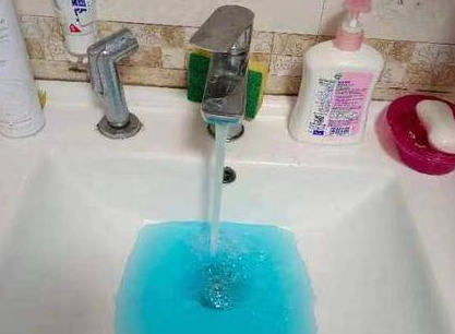 西安灞桥一小区业主家中出现“蓝水” 疑“三供一业”改造不规范