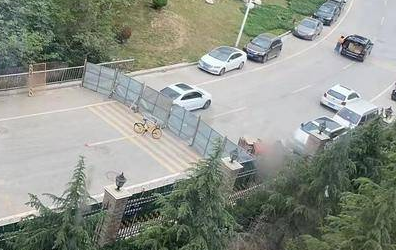 西安恒大御龙湾小区门外“无名”围挡一个月 业主称出行不便