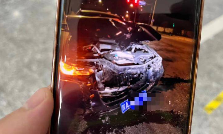 西安一代驾开着宝马和对向牧马人相撞：黄灯闪烁时车进入十字   