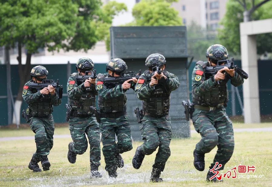 武警合肥支队特战队员在进行战术队形训练(徐伟摄/光明图片)