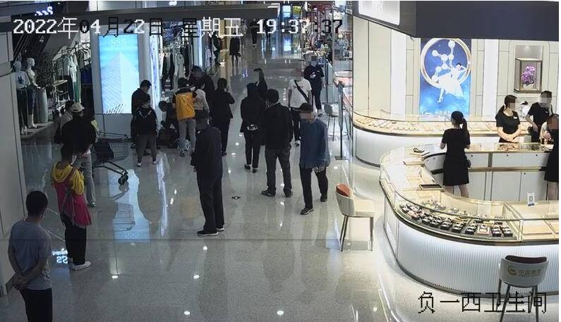 6旬老人在西安华阳城购物中心上班时突然倒地 多人接力心肺复苏仍未救回