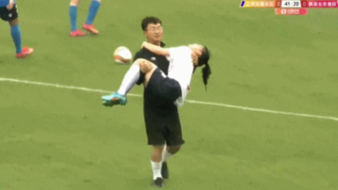 女超赛场队员受伤没担架？陕西长安竞技女足辟谣