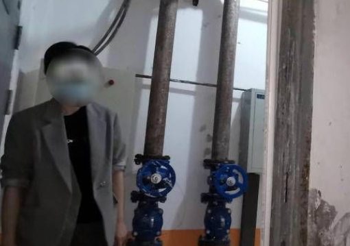 西安振业·泊公馆地下室楼梯间漏水4年 业主多次反映但至今未修