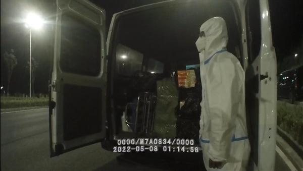 救护车里没病人却藏了850条香烟！一男子假借救护车通行牟利被拘