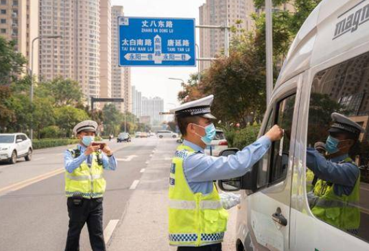 即日起西安交警严查违法停车 为期两个月