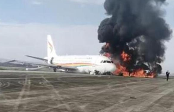 亲历者讲述重庆机场飞机起火瞬间：大火封堵前舱门气垫被烧 乘客从后舱门跳机