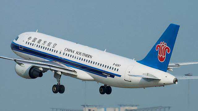 南航空姐因在飞机洗手间拍内衣照遭开除 本人发声