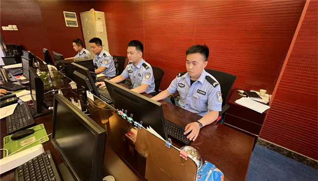 西安预警员每天打200个紧急预警电话和诈骗分子赛跑 “天下无诈“是最大的愿望