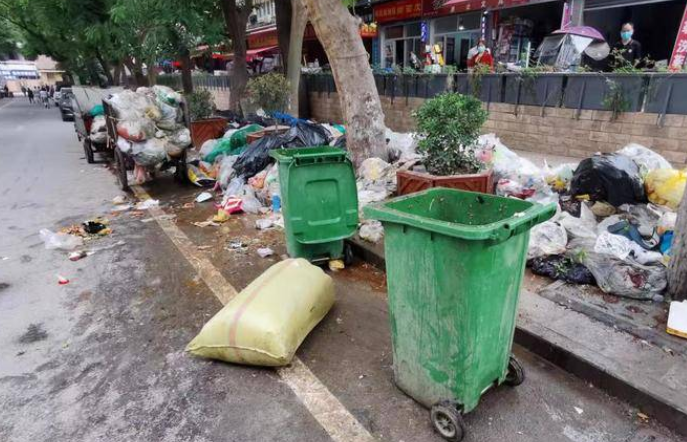 华商记者帮丨西安一小区垃圾堆放三四天 物业称以后将按时清理