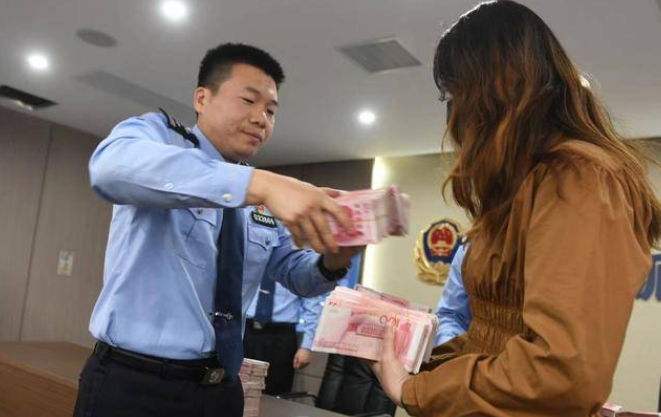 西安一男子诈骗137万分4份隐藏 村子小路地下埋了57万深夜被挖出