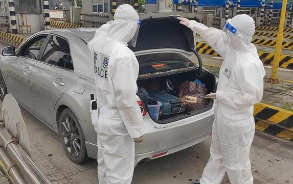 直击自驾离沪现场：务工人员大量返乡 严格查验后备厢