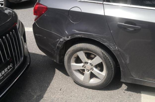 西安一车主开新车刚上路就被撞 想换车灯保险公司说只需修