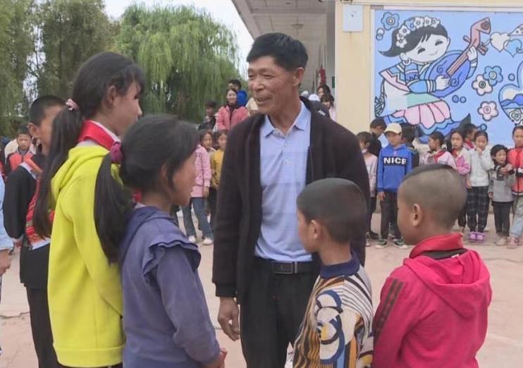 4名学生上学路上遇山体滑坡半身被埋 路过司机全部救出：他们是未来 非救不可！