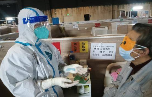 援沪抗疫日记丨方舱灯光太亮91岁爷爷睡不好 唯一眼罩送给他