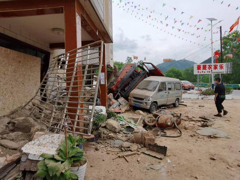 凌晨一大卡车冲进农户家中撞毁房屋 同一地点曾发生过致死交通事故