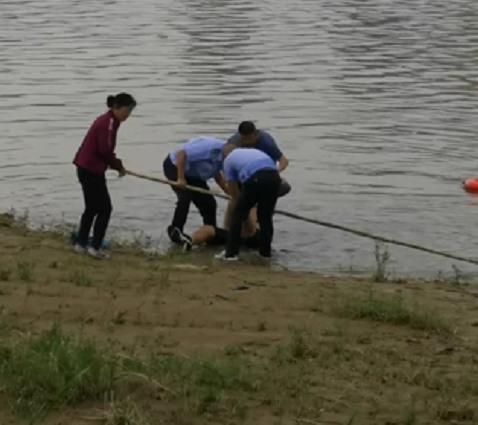 3名巡逻队员听到呼救声 从咸阳湖深水中救出轻生小伙