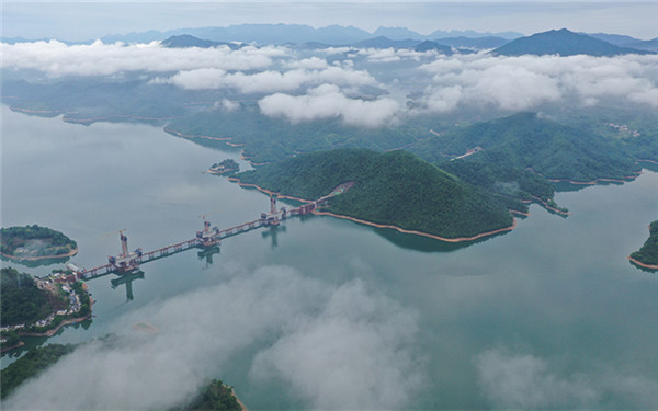 中国高铁最大跨度多塔矮塔斜拉桥首个主塔封顶