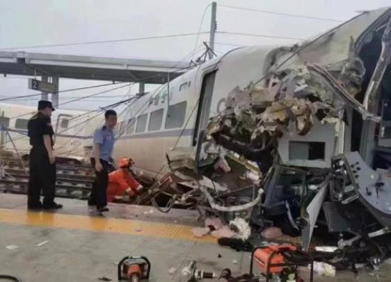 动车D2809在贵州榕江站撞泥石流脱线致车头损毁 司机死亡8人受伤