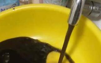 西咸新区公园新世纪小区用水呈“黑褐色”  物业：为井水 已清理蓄水池