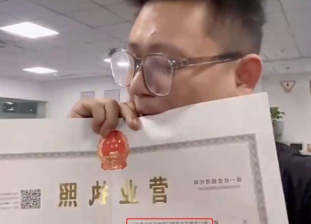 江苏老板卖奔驰为百人发工资？真相：“破产”工作室在海口且无员工信息