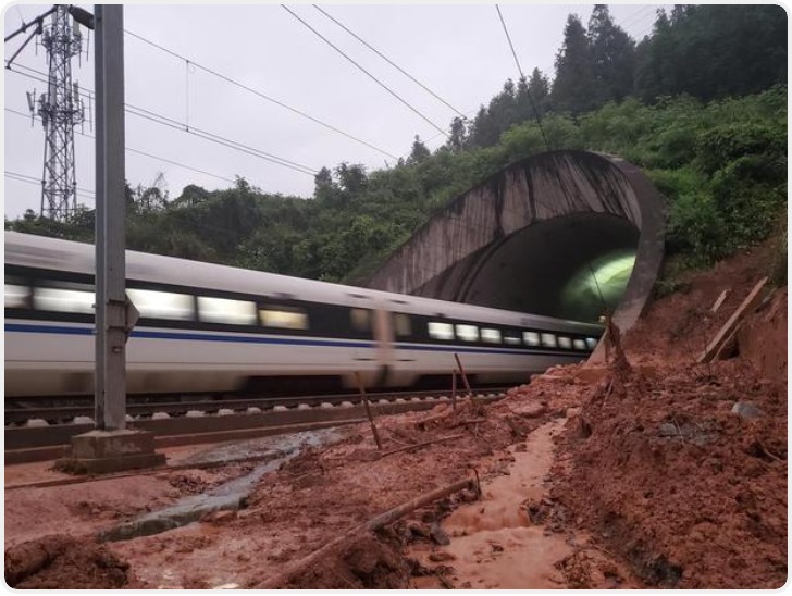 重走D2809次列车事故发生地 村民：雨连下了三周 桥墩护坡的土方三年没长草