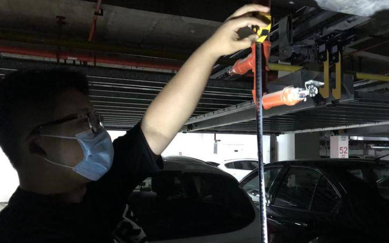 西安一小区机械车位正前方有个消防喷淋头 想停SUV停不进去