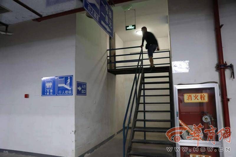 路上陕安朱雀佳苑小区1号楼的业主,她在1号楼下面的地下车库有车位,但